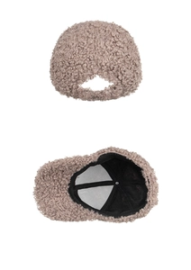 Détail de la casquette de baseball en laine d'agneau mauve avec sangle et doublure interne