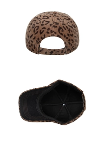 Detailansicht der Plüsch-Leopard-Cap mit Innenfutter und verstellbarem Riemen auf der Rückseite