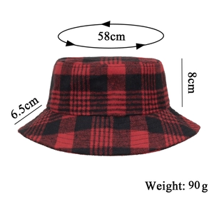 Chapeau bob à carreaux rouge et noir avec détails de taille 58cm et poids 90g
