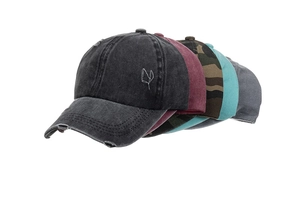 Lot détaillé de casquettes de baseball délavées en gris, bordeaux et camouflage