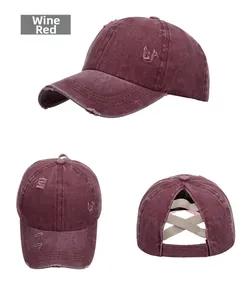 Détail de la casquette bordeaux en coton délavé avec trous usés et élastique croisé à l'arrière