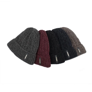 Knit beanie set with thick cable pattern and fashion leather patch in five colors