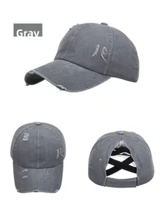 Détail casquette de baseball grise délavée avec élastique croisé pour queue de cheval