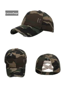 Vue détaillée de la casquette camouflage pour queue de cheval avec dos croisé élastique