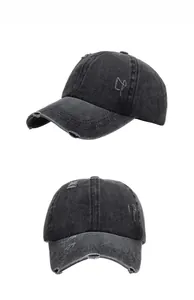 Détails d'une casquette en denim délavé avec texture vieillie et broderie chic