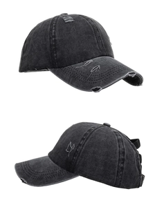 Détail de la casquette de baseball en coton délavé avec trous usés et texture vintage rétro