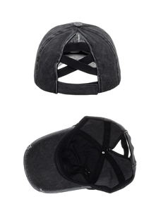 Détail des bandes élastiques croisées et de la sangle velcro sur la casquette grise délavée