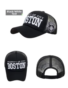 Détail de la broderie Boston sur une casquette trucker noire en mesh réglable