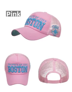 Casquette trucker rose Boston avec broderie bleue montrée sous plusieurs angles sur fond blanc