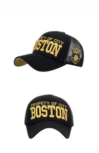 Détail de la casquette noire en maille avec broderie Boston dorée et icône de boussole