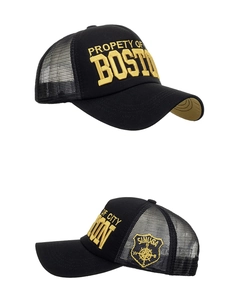 Détail d'une casquette trucker Boston noire avec broderie dorée en 3D et empiècements mesh