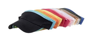 Ampia gamma di visiere parasole colorate in cotone per donna in una fila ordinata