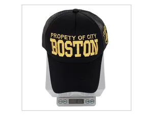 Vue détaillée d'une casquette filet brodée BOSTON sur une balance numérique de 81,4g