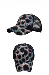 Detail der Sonnenblumen-Baseballkappe mit schwarzem Mesh-Einsatz und Blumendesign