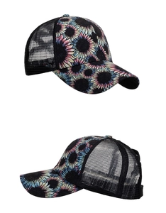 Detailansichten einer Baseballkappe mit Sonnenblumenmuster und atmungsaktivem Netzteil