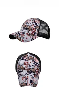 Vue détaillée de la casquette trucker blanche avec motifs de chevaux et éléments USA