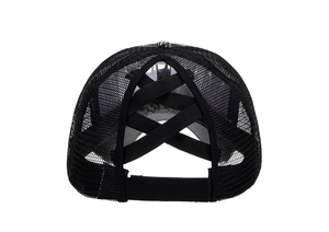 Detail der schwarzen Mesh-Baseballkappe mit gekreuzten Gummibändern und verstellbarem Rücken