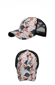 Détail de la casquette filet avec texte Howdy et imprimé cactus et vache des Highlands
