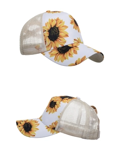 Detailansicht der Sonnenblumen-Grafik auf dem weißen Stoff und dem beigen Mesh-Gewebe
