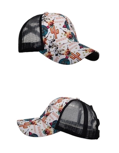 Détail de la maille respirante à l'arrière et de l'imprimé Howdy sur la casquette trucker