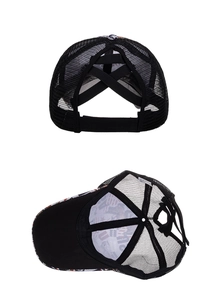 Détail du chapeau en filet noir avec bandes croisées et doublure à imprimé USA coloré