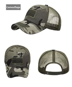 Trois vues d'une casquette de baseball camouflage avec filet et écusson drapeau détaillé