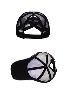 Vue détaillée de la casquette trucker en mesh noir avec design élastique croisé à l'arrière