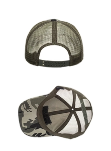 Détail de casquette trucker camouflage avec étiquette en coton et fermeture arrière réglable