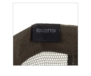 Détail d'une casquette de baseball camouflage avec étiquette 100% coton et coutures de qualité