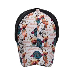 Casquette de camionneur en maille style graffiti avec imprimé vache et texte Howdy