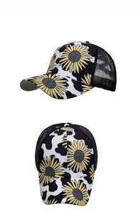 Detailansicht der Baseballkappe mit Sonnenblumen- und Kuhprint und schwarzem Netzrücken