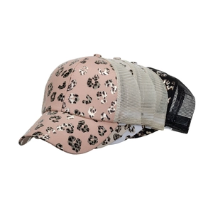 Stylish ponytail baseball cap with leopard print and mesh back for women's sun protection