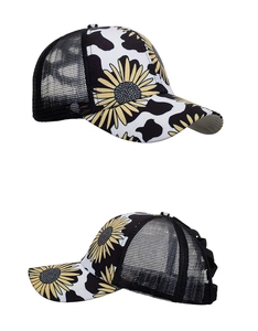 Detail der Sonnenblumen-Baseballkappe mit Kuhmuster und atmungsaktivem schwarzem Netz