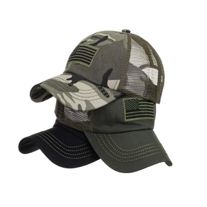 Trois casquettes de baseball en maille camouflage et olive avec écussons drapeau américain