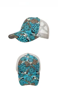 Detail der Baseballkappe mit Leopardenmuster, türkisen Blumen und beigem Netzrücken