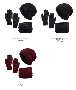 Détail ensemble tricoté d'hiver avec doublure polaire épaisse en noir, marine et rouge