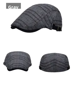 Détail de la boucle métallique réglable et du tissu à carreaux gris de cette casquette plate