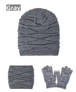 Vue détaillée de l'ensemble hiver gris avec motifs tricotés et gants pour écran tactile