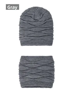 Nahaufnahme von grauem Strickmützen- und Schal-Set mit dicker Rippenstruktur und Fleecefutter