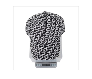 Detailansicht einer Baseballkappe mit Fischschuppen-Print auf der Waage, Gewicht 92,6 g