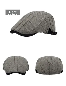 Vue sous trois angles d'un béret à carreaux café clair avec boucle en métal réglable