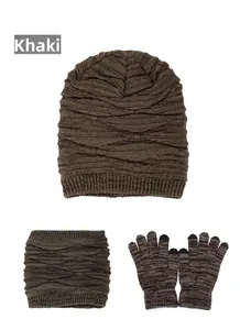 Détail d'un ensemble d'hiver en tricot kaki avec bonnet, écharpe et gants tactiles