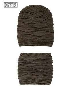 Detaillierte Strickstruktur von khakifarbener Beanie und Halstuch-Set mit Rippbündchen