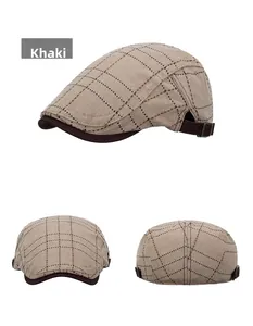 Vue détaillée de la casquette plate à carreaux kaki avec visière brune et boucle métal