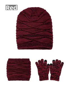 Détail d'un ensemble d'hiver rouge avec gants tactiles et texture tricotée épaisse