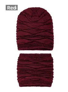 Detailansicht der roten Strickmütze und des Loopschals mit gewelltem Rippmuster