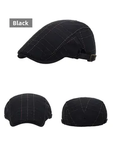 Détail de la casquette plate noire avec coutures à carreaux marron et boucle métal