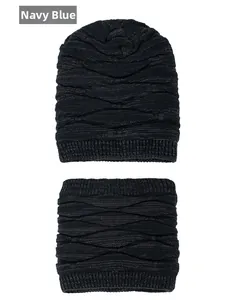 Detaillierte Strickstruktur von marineblauem Beanie und Schal-Set mit Rippbündchen