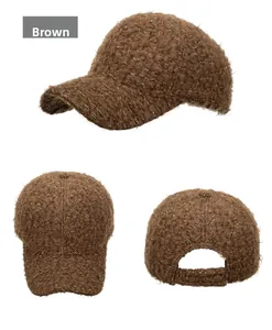 Vues détaillées de la casquette de baseball en laine d'agneau brune et sa texture peluche
