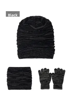 Détail de l'ensemble d'hiver noir montrant la texture épaisse du bonnet et de l'écharpe